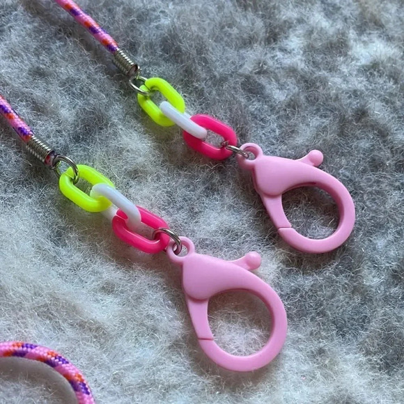 Mask Holder - FREE  with purchase - Picture 2 of 3